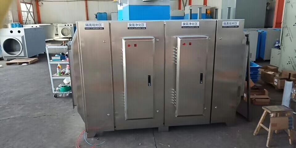 塑料制品車間廢氣處理設(shè)備無任何機(jī)械動作，無噪音，無需專人管理和日常維護(hù)，只需作定期檢查，本設(shè)備能耗低，設(shè)備風(fēng)阻極低＜50pa,可節(jié)約大量排風(fēng)動力能耗。