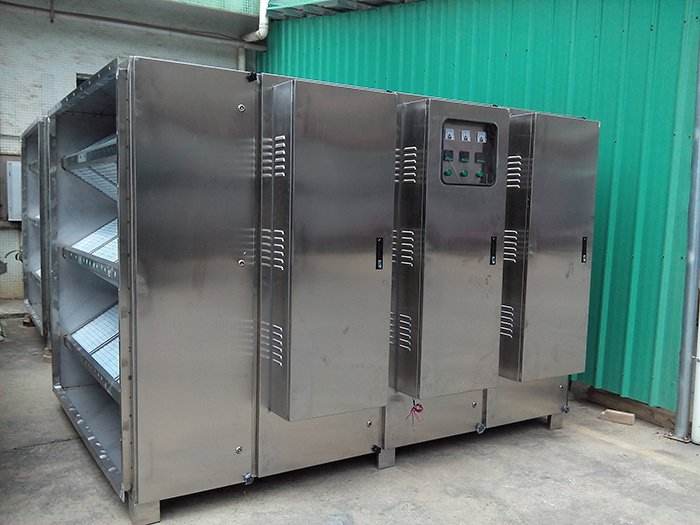 塑料制品車間廢氣處理設(shè)備對已收集好的排放點(diǎn)廢氣集中采用“光氧催化凈化法”為核心工藝進(jìn)行處理的方案